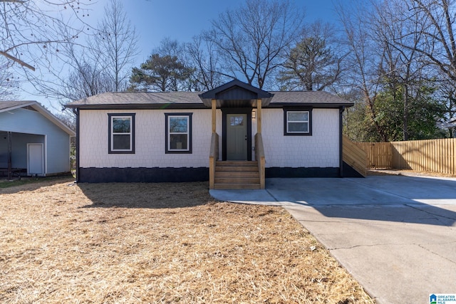 view of front of property featuring fence