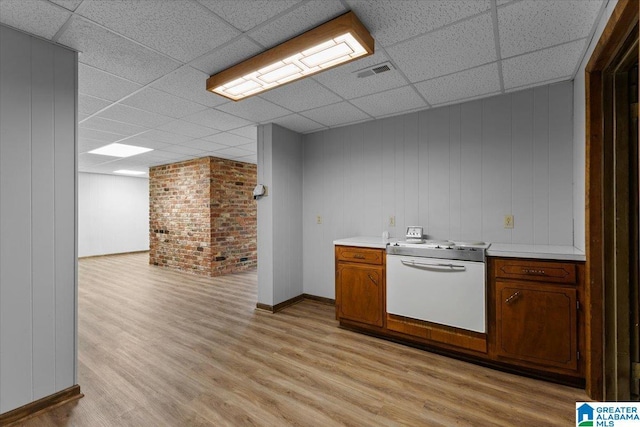 kitchen featuring light wood finished floors, visible vents, light countertops, and a drop ceiling