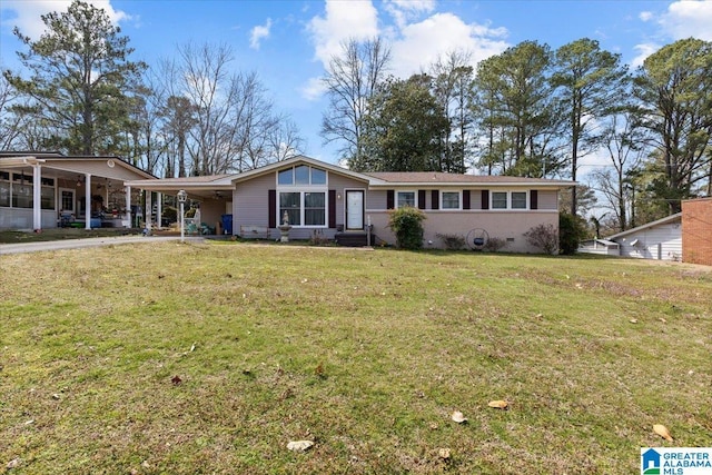 view of front of house featuring crawl space, a carport, and a front yard