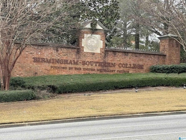 community / neighborhood sign featuring a yard