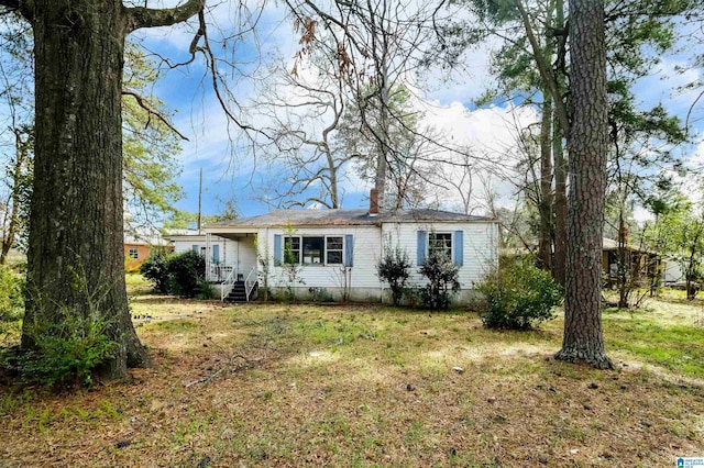 view of front of house featuring crawl space and a front yard