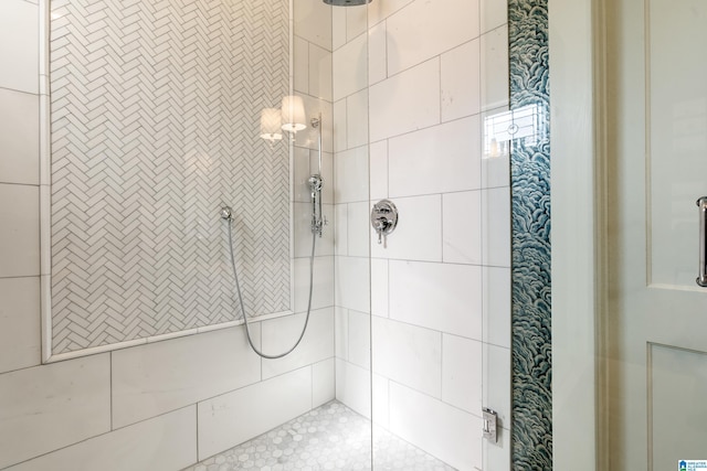 bathroom featuring tiled shower