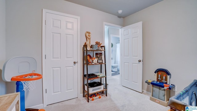 recreation room featuring carpet