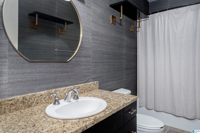 full bath featuring toilet, shower / bathtub combination with curtain, and vanity