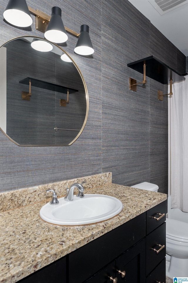 full bath featuring toilet, curtained shower, and vanity