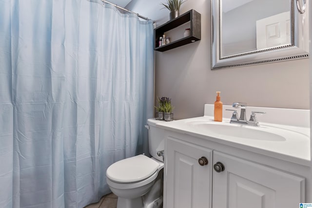 full bath with vanity, toilet, and a shower with curtain