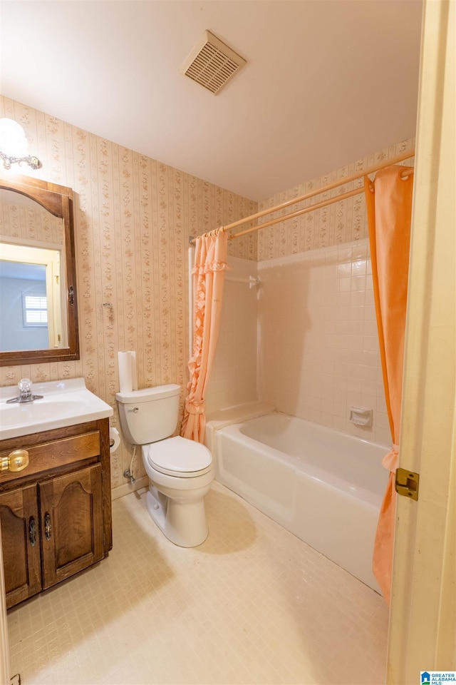 full bath featuring shower / bath combination with curtain, visible vents, toilet, vanity, and wallpapered walls