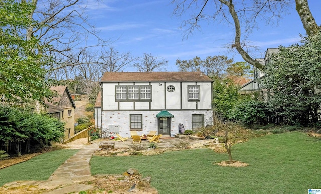 view of front of house with a front lawn