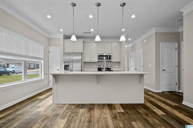 kitchen featuring a kitchen island with sink, stainless steel appliances, dark wood-style flooring, baseboards, and light countertops