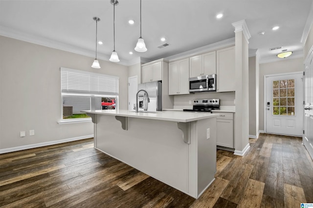 kitchen with stainless steel appliances, visible vents, crown molding, and a kitchen breakfast bar