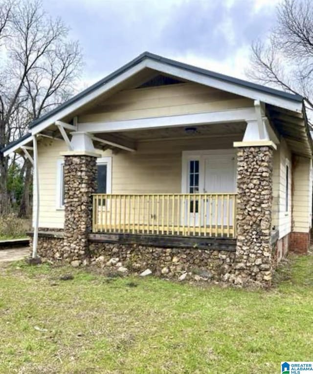 view of front of home featuring a porch and a front yard