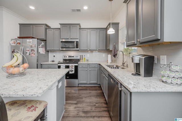 kitchen with stainless steel appliances, a sink, visible vents, gray cabinets, and crown molding