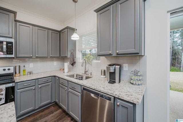 kitchen featuring dark wood-style floors, crown molding, gray cabinets, appliances with stainless steel finishes, and a sink