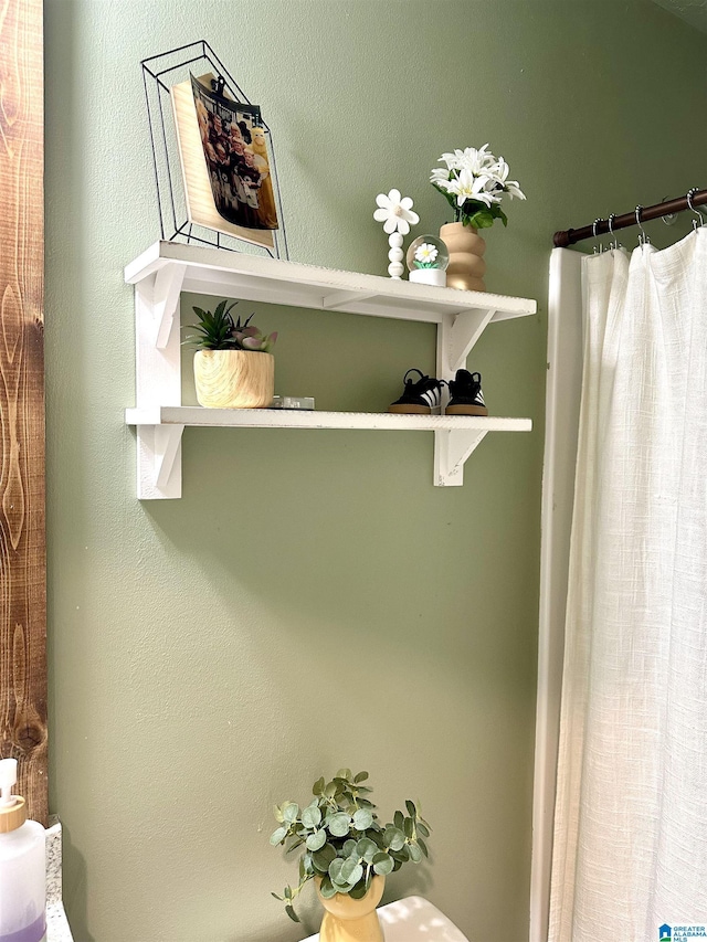 full bath featuring curtained shower