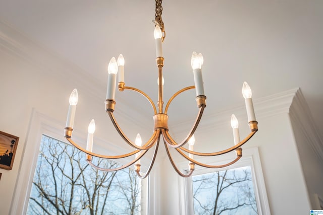 room details with a notable chandelier and ornamental molding