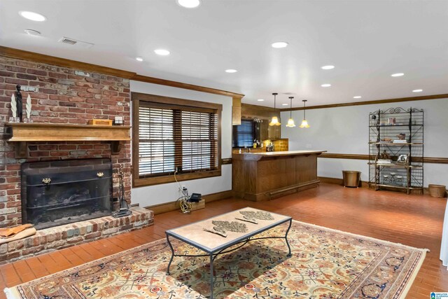 living area featuring visible vents, baseboards, and ornamental molding