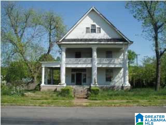 view of front of house featuring a balcony