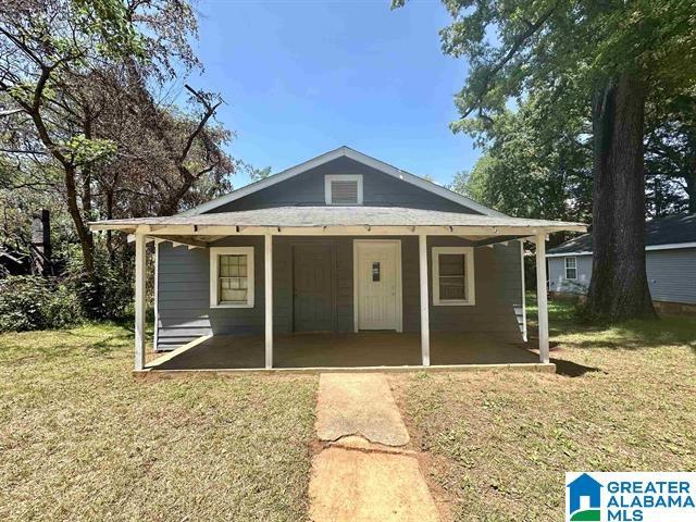 view of front facade with covered porch and a front lawn