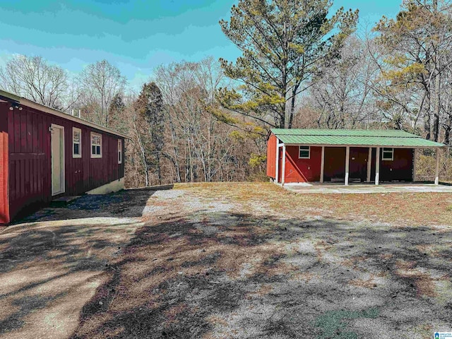 view of yard with an outdoor structure