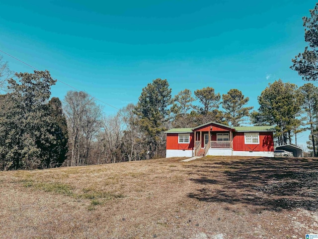 view of front of property featuring a front yard and covered porch