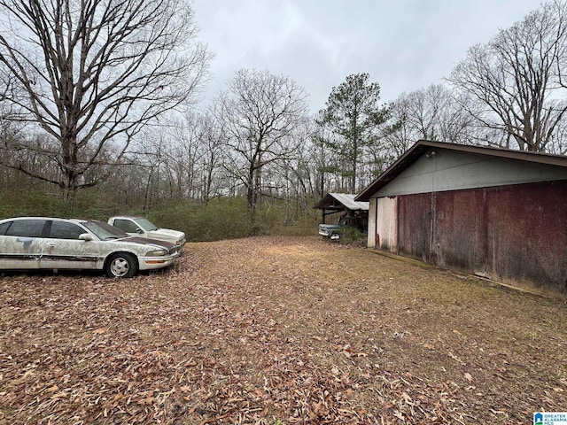 view of yard featuring an outbuilding