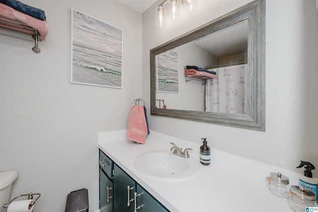 bathroom with a shower with shower curtain and vanity