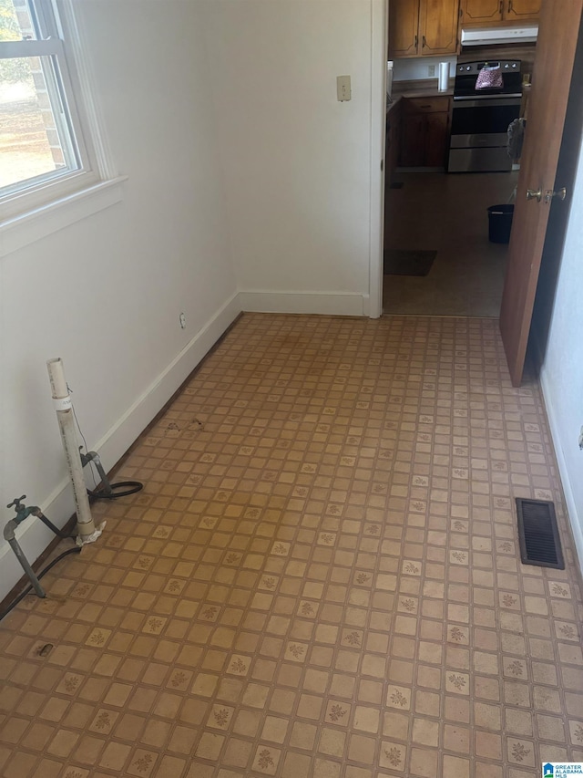 unfurnished room with visible vents and baseboards