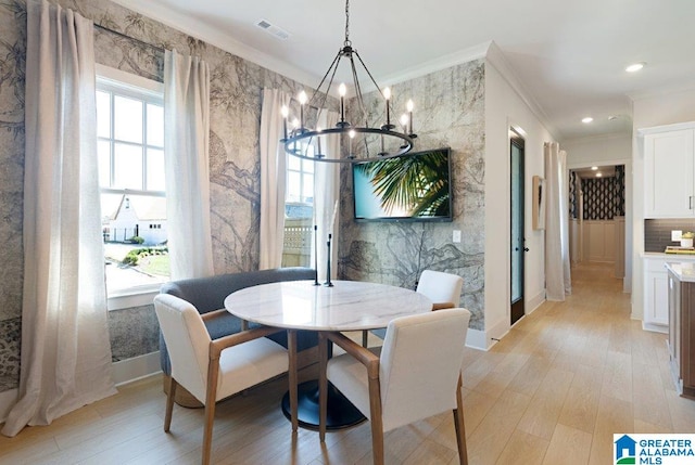 dining area with recessed lighting, visible vents, baseboards, ornamental molding, and light wood-type flooring