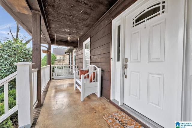 entrance to property featuring covered porch