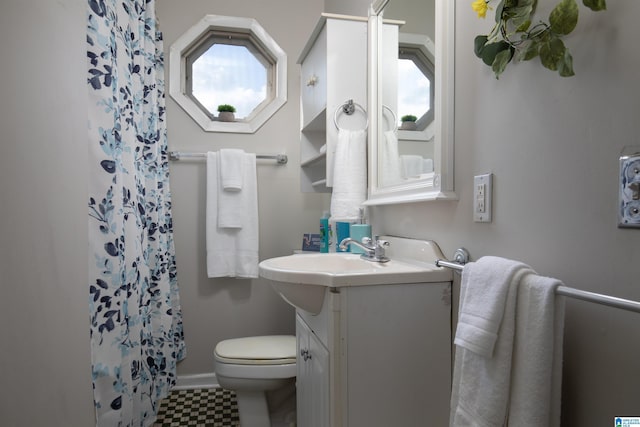 full bathroom featuring vanity, toilet, a shower with curtain, and a wealth of natural light