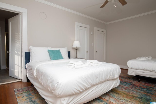 bedroom featuring a ceiling fan, crown molding, and wood finished floors