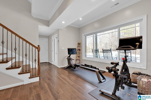 workout room featuring crown molding, recessed lighting, visible vents, wood finished floors, and baseboards