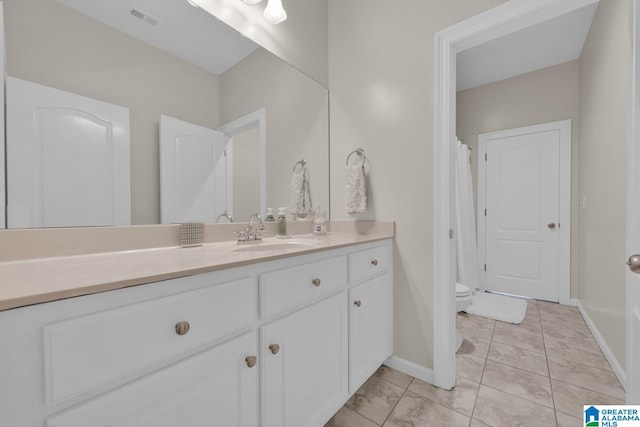 full bathroom with curtained shower, toilet, vanity, visible vents, and baseboards