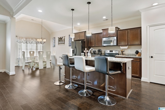 kitchen with dark wood-style floors, a kitchen breakfast bar, stainless steel appliances, and crown molding