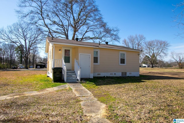 view of front of property featuring crawl space and a front yard