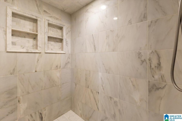 full bathroom featuring tiled shower