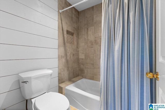 full bath with toilet and shower / bathtub combination with curtain