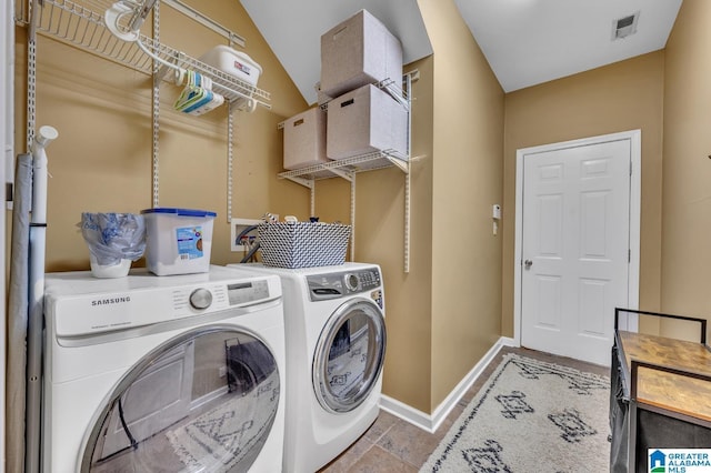 washroom with laundry area, visible vents, independent washer and dryer, and baseboards