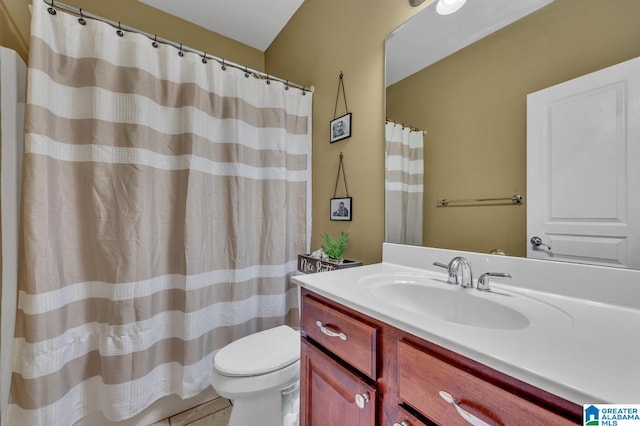 full bathroom featuring curtained shower, toilet, and vanity