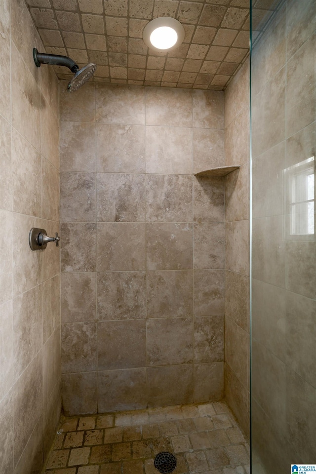 full bathroom featuring a tile shower