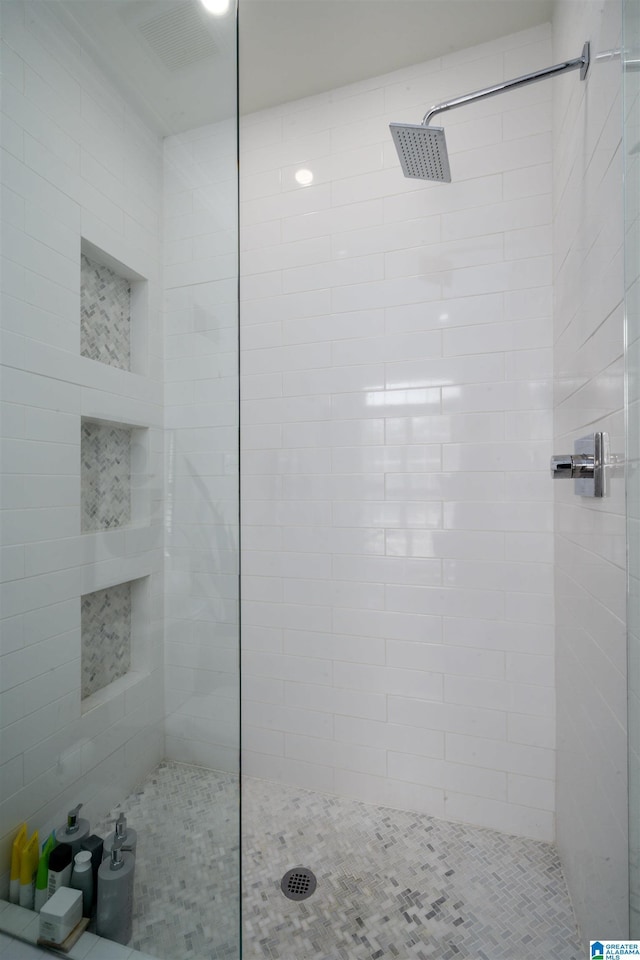 full bathroom featuring tiled shower