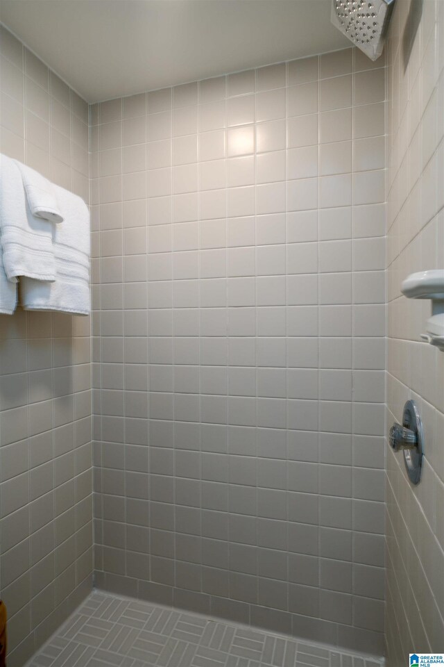 bathroom featuring tiled shower