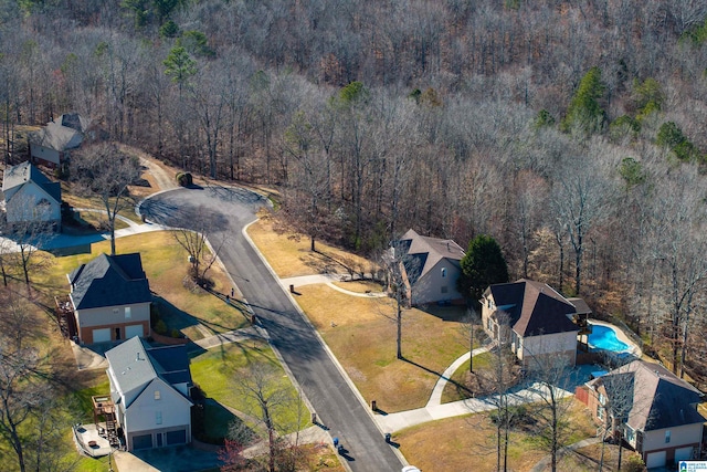 birds eye view of property featuring a forest view