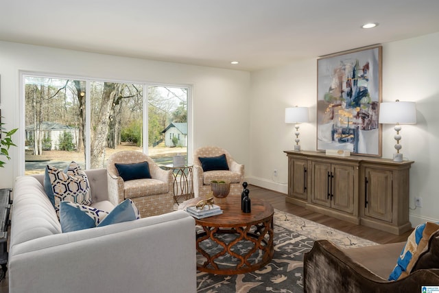 living area featuring light wood-style flooring, recessed lighting, and baseboards