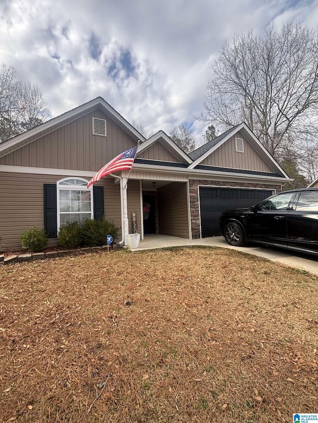 view of front facade with a garage and concrete driveway