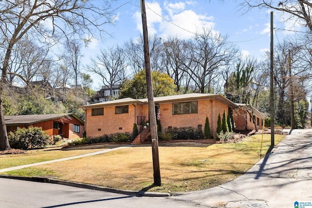 mid-century modern home with a front yard, crawl space, and brick siding