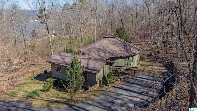 birds eye view of property featuring a forest view