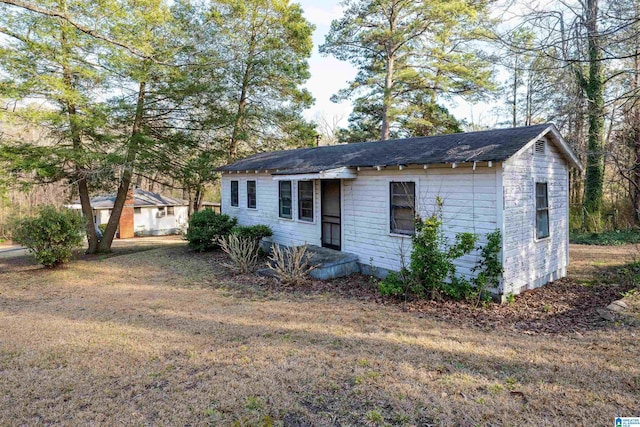 view of front of home with a front lawn