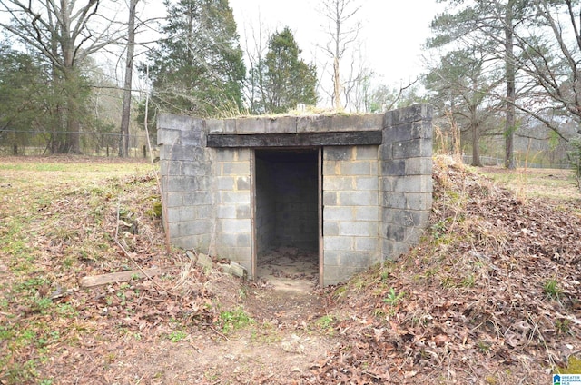 view of outdoor structure with fence and an outdoor structure