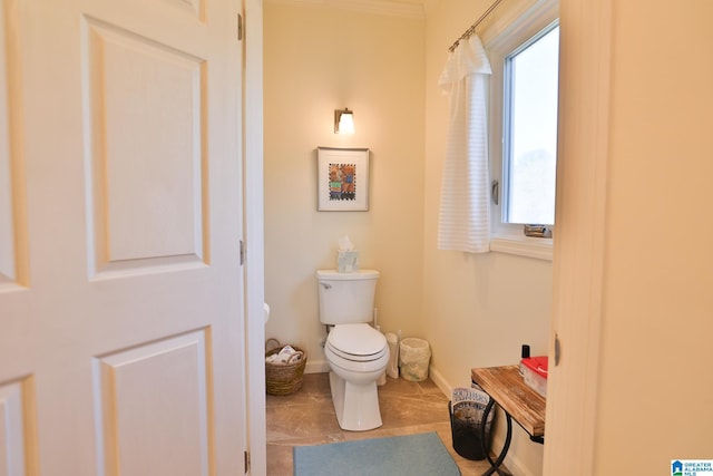 full bath featuring baseboards and toilet